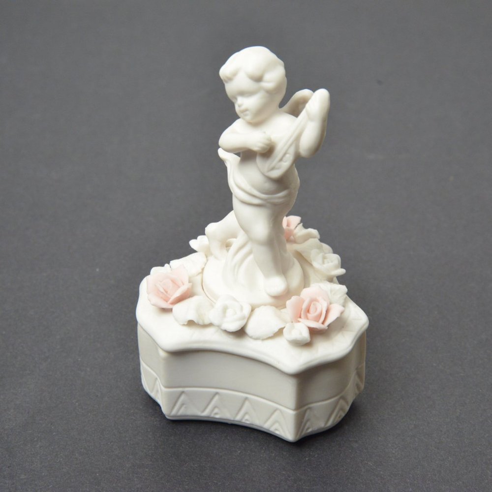 Beautiful Gift! KAREN CARSON CREATIONS Porcelain ANGEL w/MANDOLIN Covered Candle
